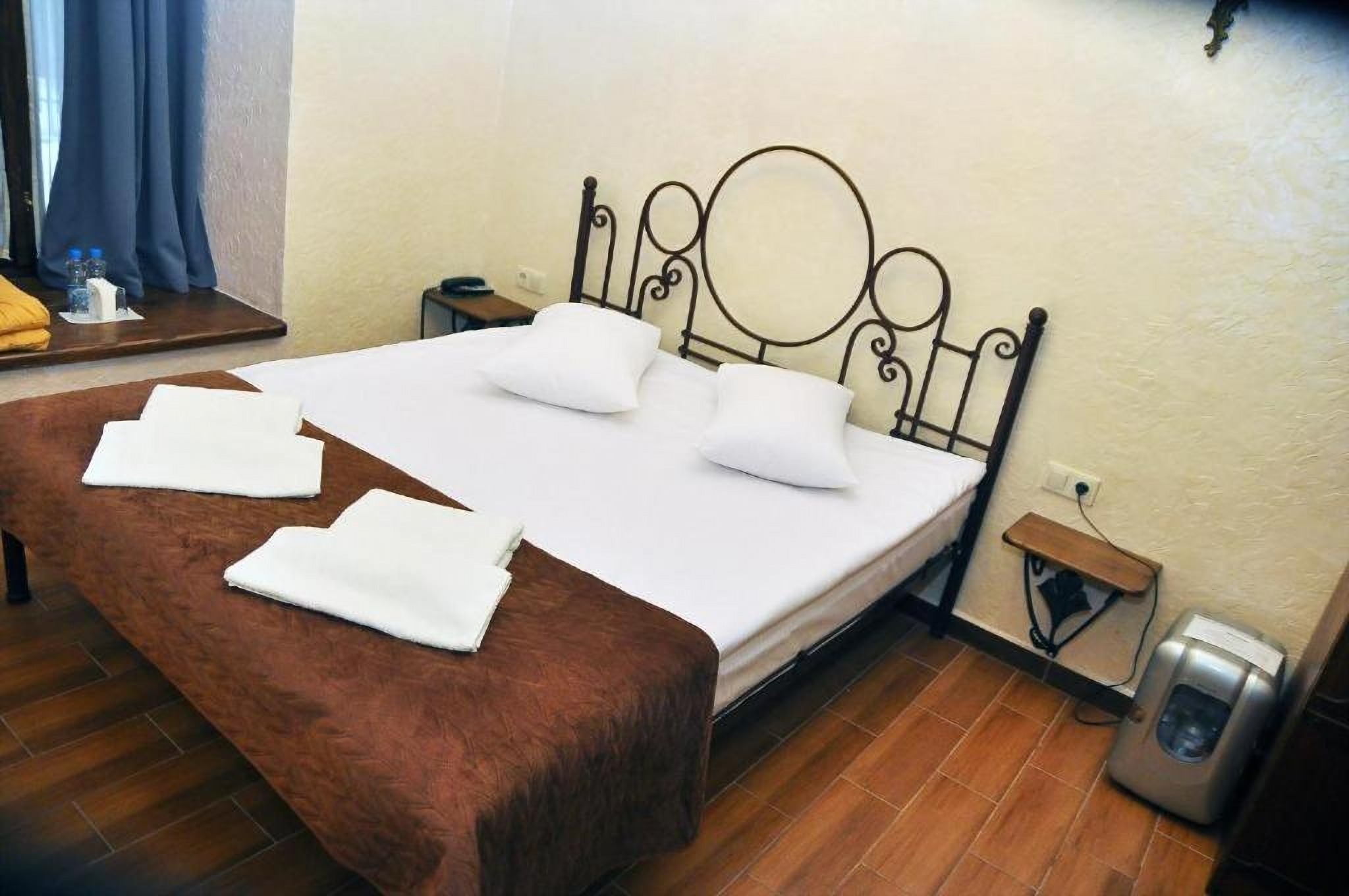 Ліжко в номері в готелі Old Krakow у Львові Україна