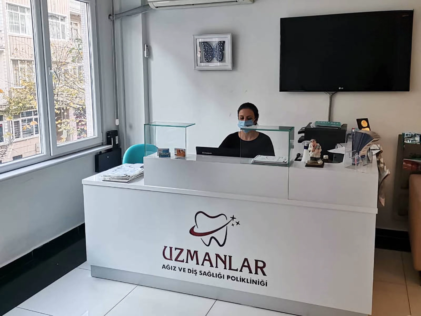 Адміністратор у клініці Uzmanlar у Стамбулі