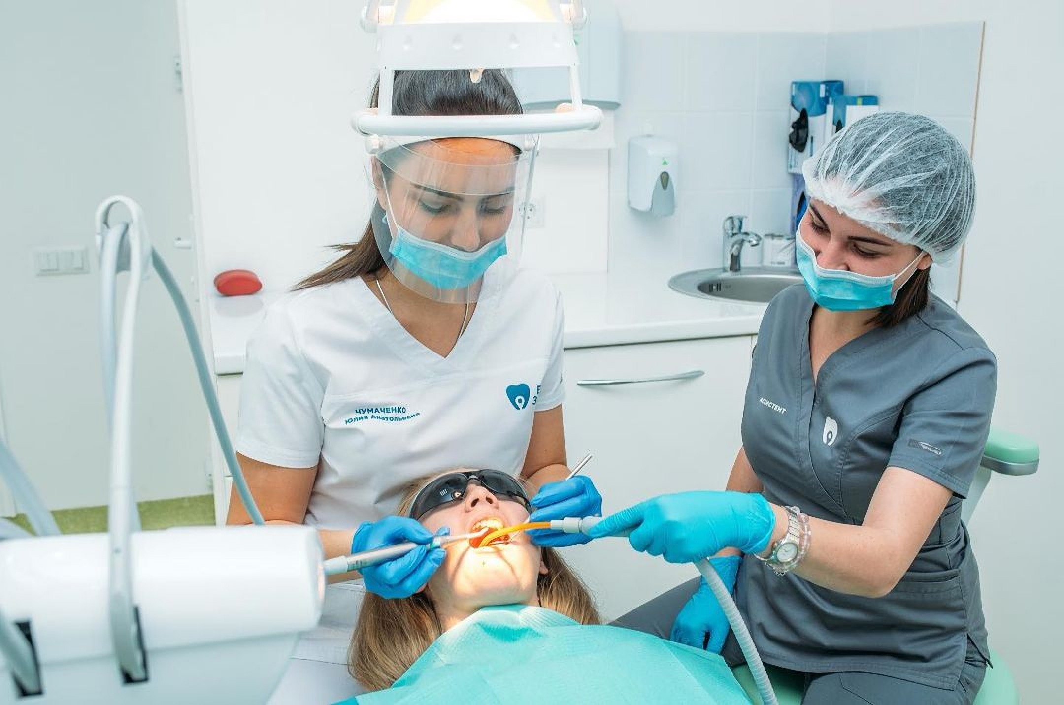 Чистка зубів в стоматологічній клініці Your Dentist в Одесі Україна