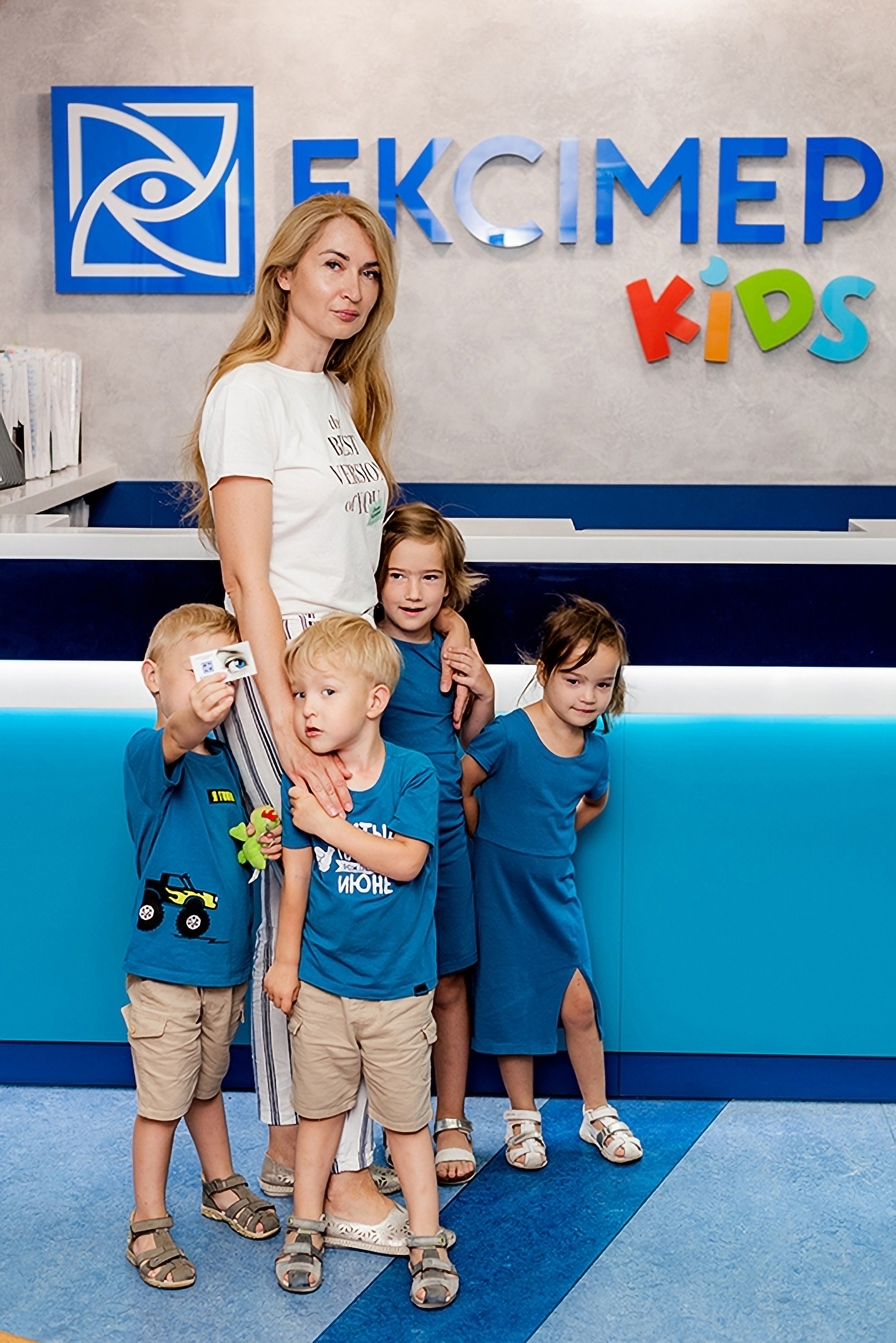 Мама з дітьми в дитячій клініці Ексімер