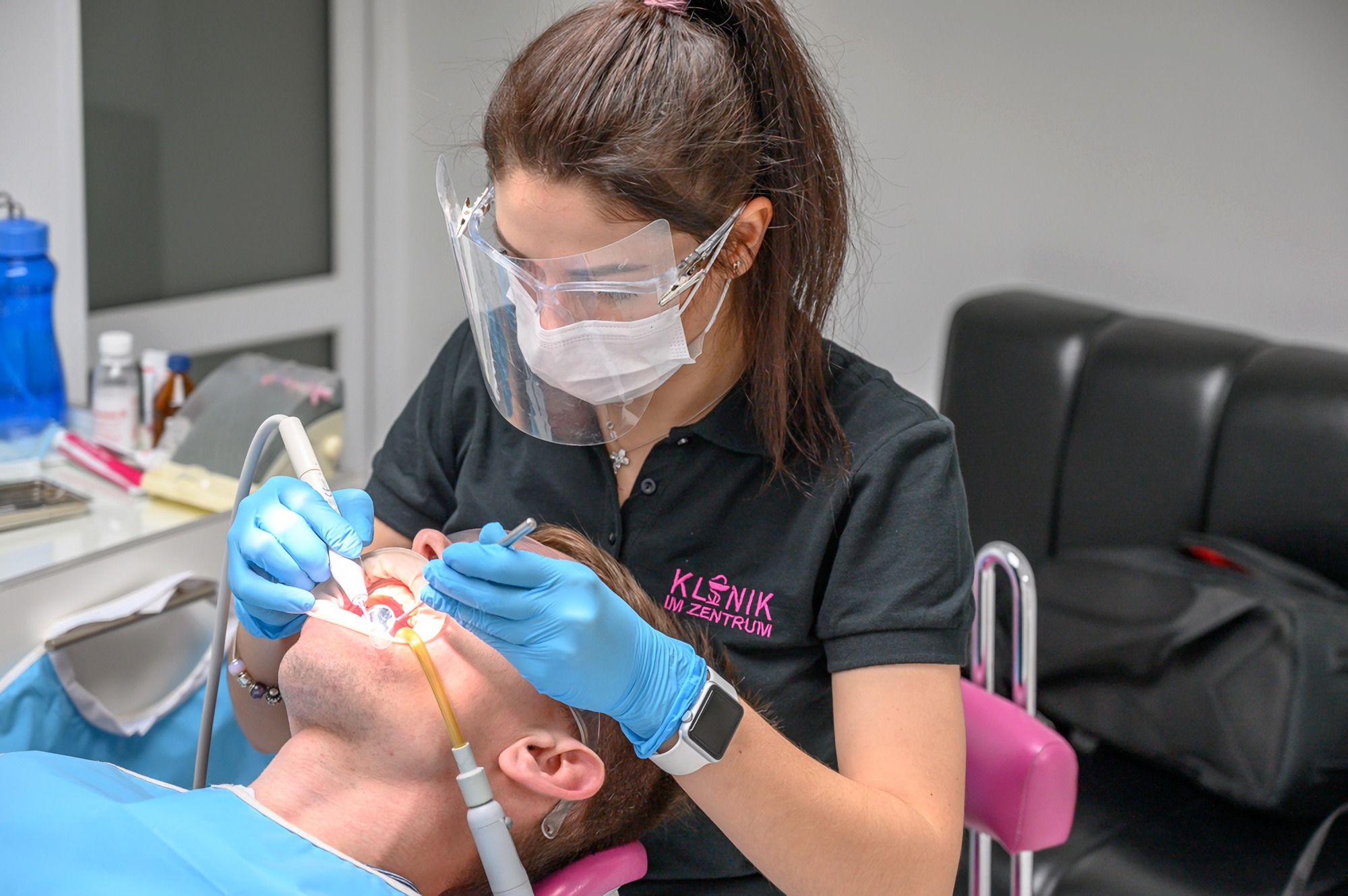 Гігієнічна чистка зубів в стоматологічній клініці Klinik im Zentrum в Одесі Україна