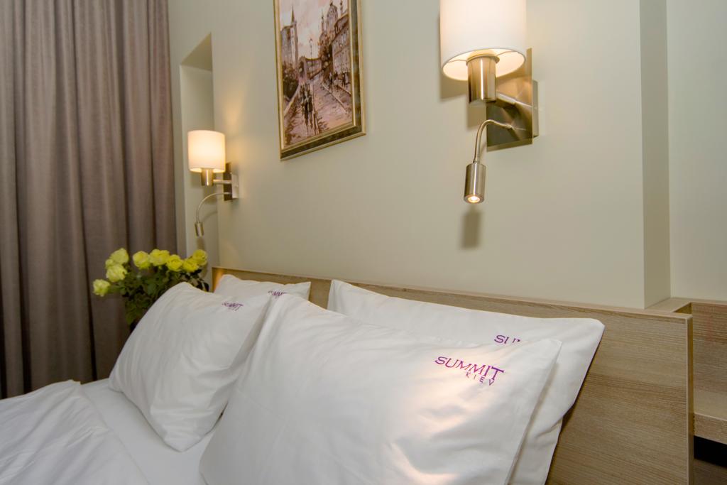 Ліжко в готелі Самміт Київ