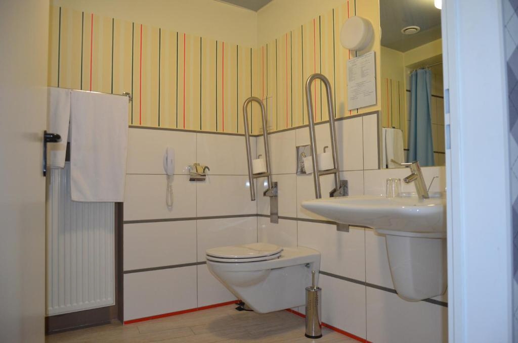 Ванна кімната для людей з обмеженими можливостями