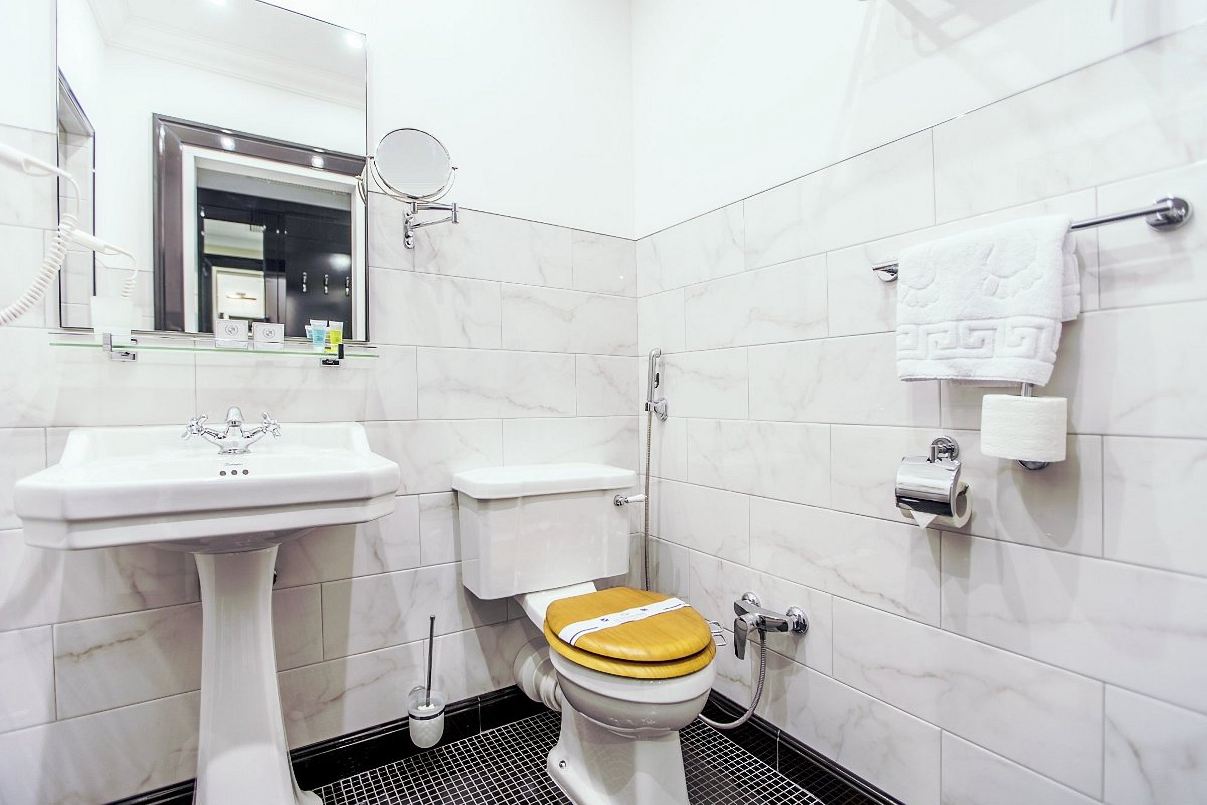 Сучасна ванна кімната в готелі Wall Street Hotel Odessa