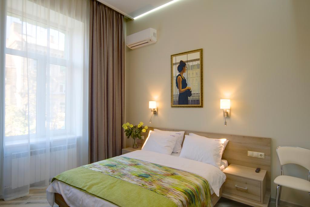 Ліжко розміру "king-size" в готелі Summit Hotel Kiev