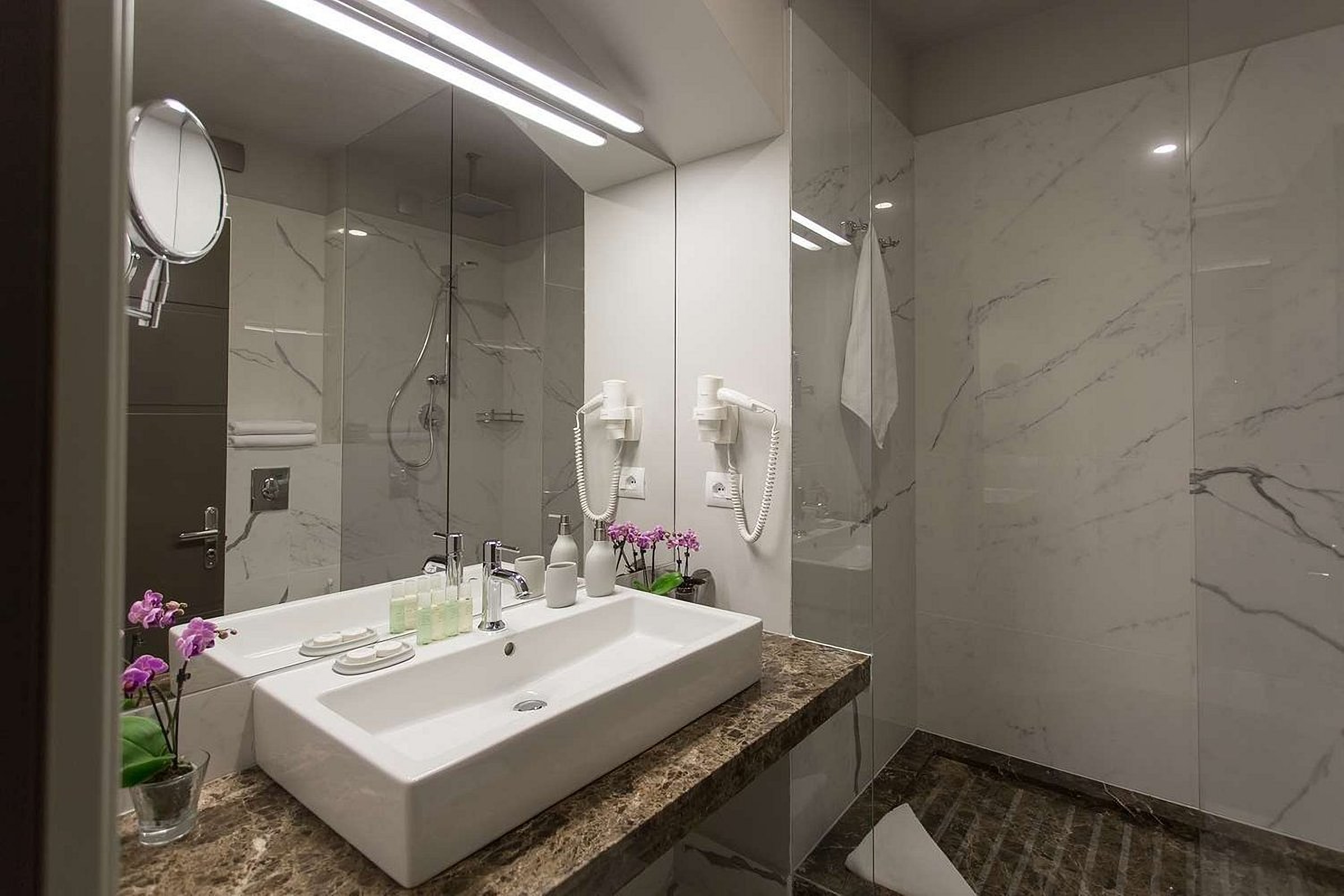 Раковина у ванній кімнаті готелю UNO Design Hotel Odessa Україна