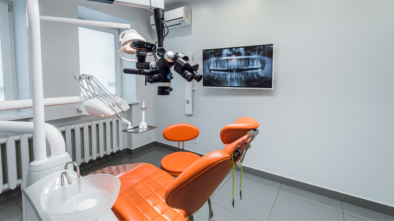 Стоматологічний кабінет у центрі пародонтології "Perio Center" у Львові, Україна
